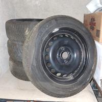 quattro cerchi con gomme da neve