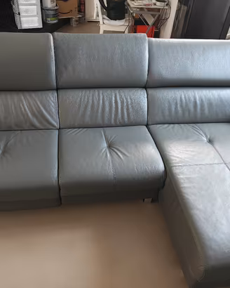 Divano in pelle grigio 