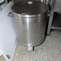 Secchio da cucina e armadietti