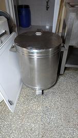 Secchio da cucina e armadietti