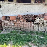 mattoni e tavelle antichi fatti a mano.