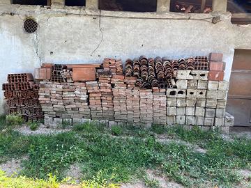 mattoni e tavelle antichi fatti a mano.