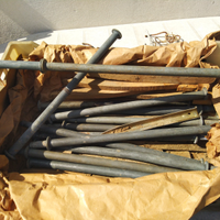 Picchetti di ferro e legno x tenda da campeggio