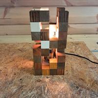 Lampada da tavolo in legno