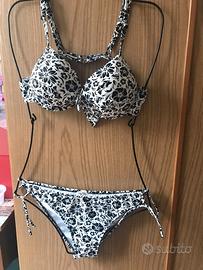Bikini Power Flower bianco fantasia fiori neri