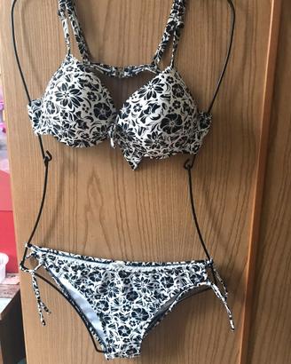 Bikini Power Flower bianco fantasia fiori neri