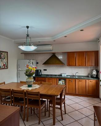 Cucina Lineare in Legno con Top in Marmo Verde