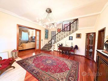 Rustico / Casale di 307 m² con più di 5 locali e b