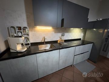 Cucina made in italy con piano in marmo santamaria