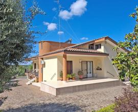 Villa a Noci, via Gioia del Colle 18, 6 locali