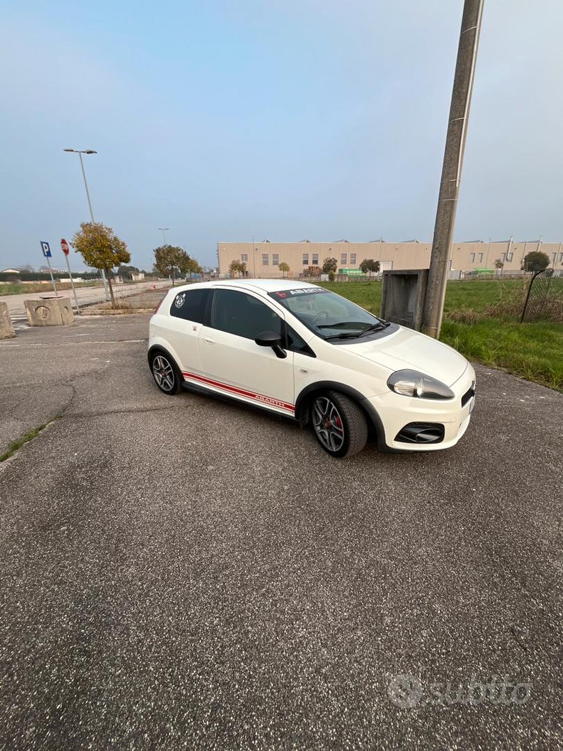 Abarth Grande Punto 2010 photo 2