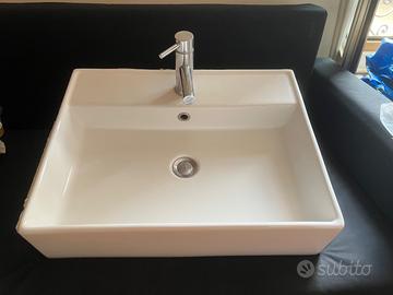 Lavabo sospeso rettangolare con miscelatore e sifo