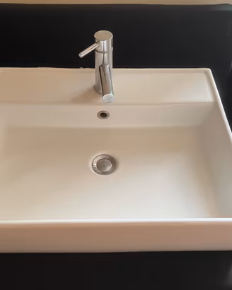 Lavabo sospeso rettangolare con miscelatore e sifo