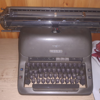 Macchina da scrivere Adler