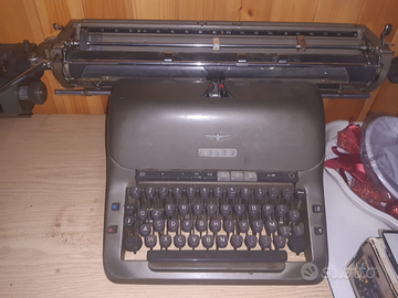Macchina da scrivere Adler