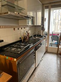 Cucina con top marmo nero d’Africa