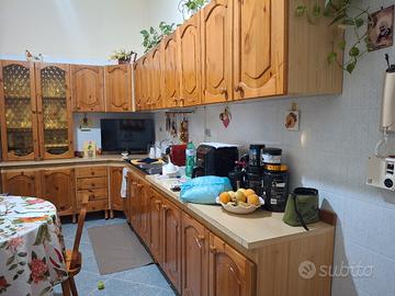 Cucina in legno fatta a mano da falegname 