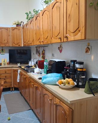 Cucina in legno fatta a mano da falegname