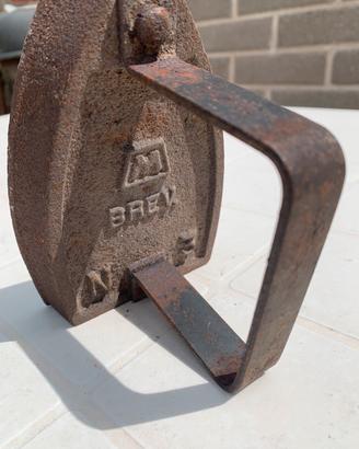 Ferro da stiro antico e raro da collezione
