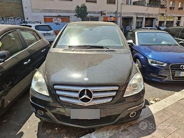 Mercedes classe B tamponata