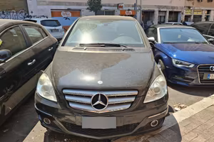 Mercedes classe B tamponata