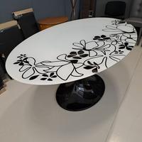 Tavolo in vetro ovale