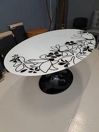 Tavolo in vetro ovale