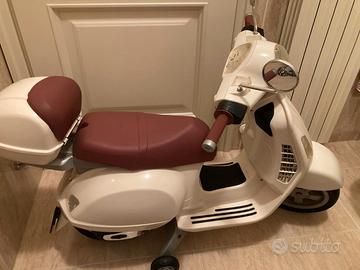 Moto elettrica Vespa per bambini. 