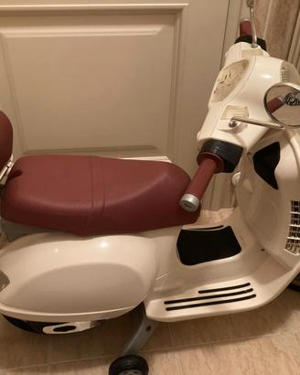 Moto elettrica Vespa per bambini. 