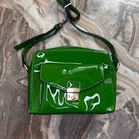 Borsa verde in vernice con tracolla regolanile