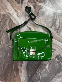 Borsa verde in vernice con tracolla regolanile
