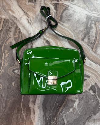 Borsa verde in vernice con tracolla regolanile