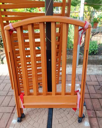 Lettino in legno con materasso