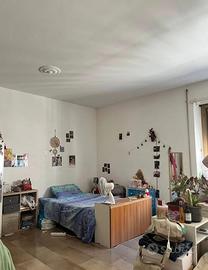 Libero posto letto in ampia camera doppia