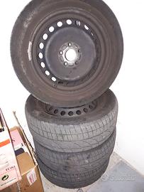 Pneumatici invernali con cerchi in acciaio