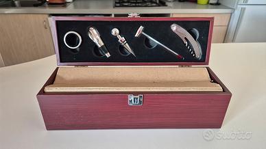 Cassetta in legno porta-vino con accessori 