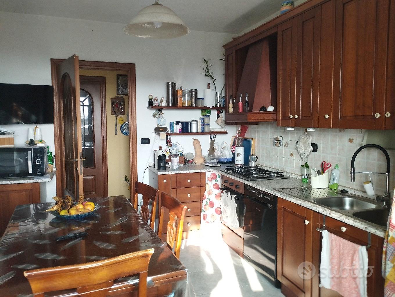 TAVOLO DA CUCINA CON SEI SEDIE - Arredamento e Casalinghi In vendita a  Torino