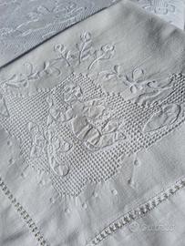 Lenzuolo matrimoniale ricamato con due federe