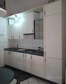 Cucina completa con forno, piano cottura e tavolo