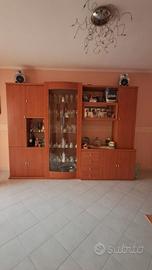 Parete attrezzata soggiorno in legno con vetrina