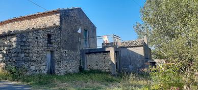 Casale rustico con ampio terreno circostante