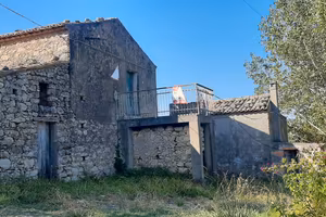 Casale rustico con ampio terreno circostante