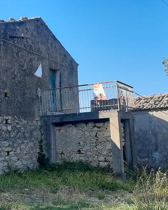Casale rustico con ampio terreno circostante