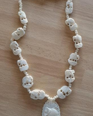 Collana vintage etnica intagliata da collezione 