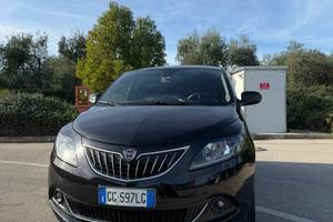 Lancia Ypsilon ybrida