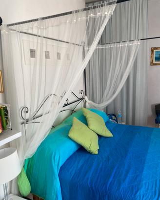 Struttura letto a baldacchino