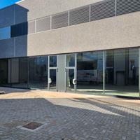 Locale Nuovo Open space con parcheggi