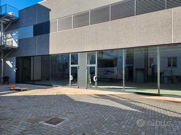 Locale Nuovo Open space con parcheggi