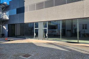 Locale Nuovo Open space con parcheggi