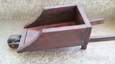 Cariola in legno portafiori